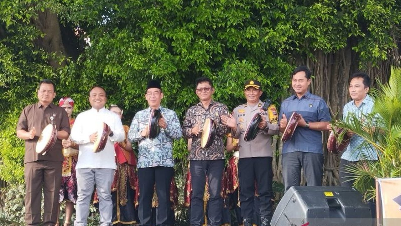Penjabat Bupati Kudus mengajak masyarakat meramaikan tradisi Dandangan 2025 untuk mendukung UMKM lokal dan melestarikan warisan budaya Sunan Kudus.