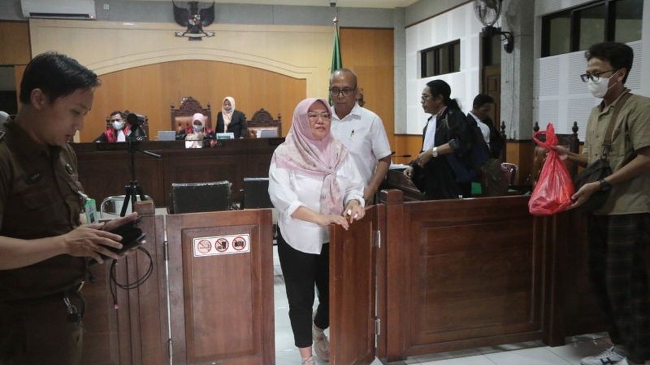 KPK meminta izin hakim untuk menghadirkan saksi-saksi kasus korupsi pembangunan Shelter Tsunami di Lombok Utara secara daring demi efisiensi anggaran, namun pengacara terdakwa meminta saksi kunci dihadirkan langsung.