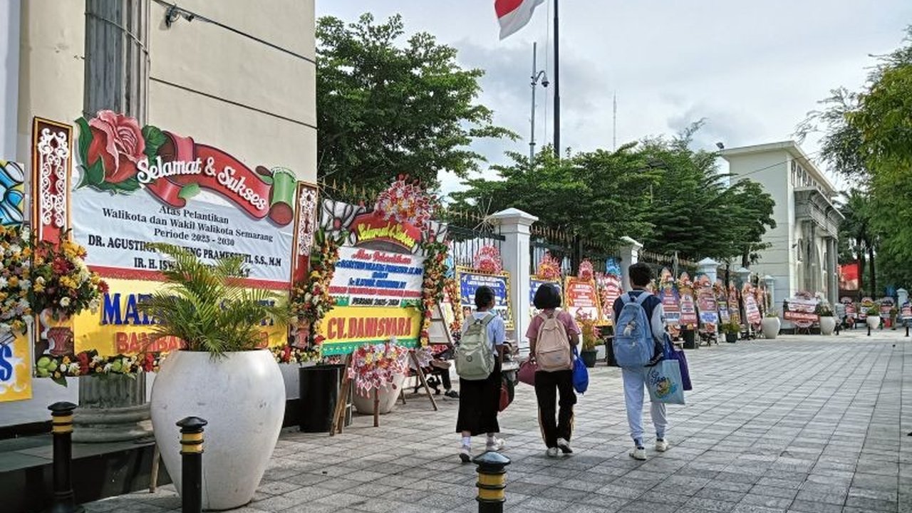 Ribuan karangan bunga ucapan selamat membanjiri Balai Kota Semarang menyambut pelantikan Agustina Wilujeng Pramestuti dan Iswar Aminuddin sebagai Wali Kota dan Wakil Wali Kota Semarang, menandai pesta rakyat 'Semarang Mangayu Bagyo'.