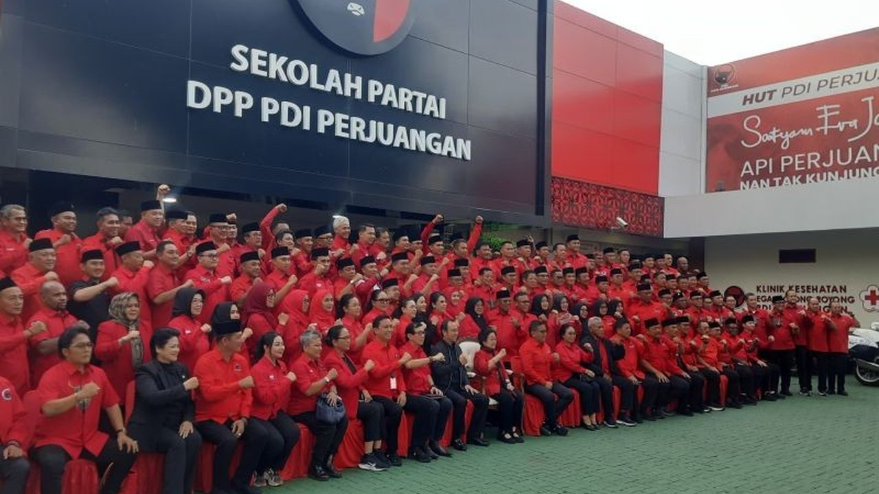 Megawati Soekarnoputri memberikan pengarahan tegas kepada 177 kepala daerah terpilih PDIP, menekankan pentingnya mengutamakan rakyat, menghindari korupsi, dan loyalitas pada ideologi negara.