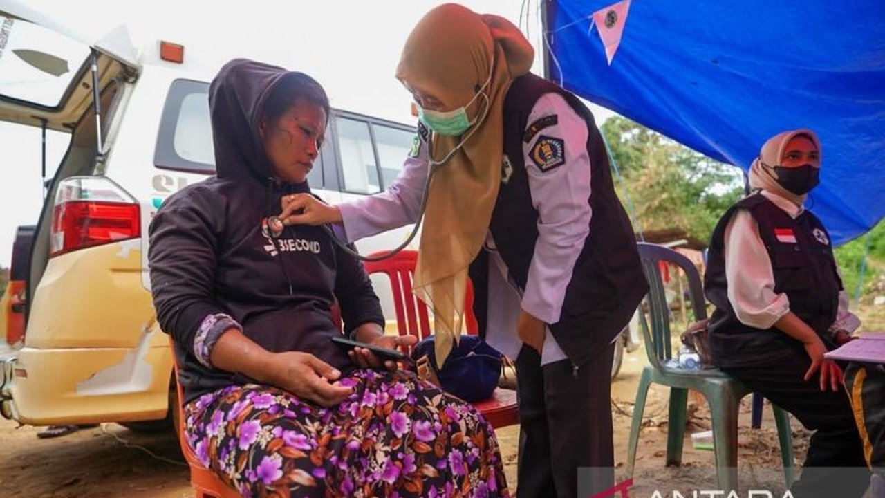 Dinas Kesehatan Kota Kendari memberikan layanan pemeriksaan kesehatan kepada 31 korban kebakaran rumah di TPA Puuwatu, meliputi pemeriksaan fisik dan pemberian obat-obatan.