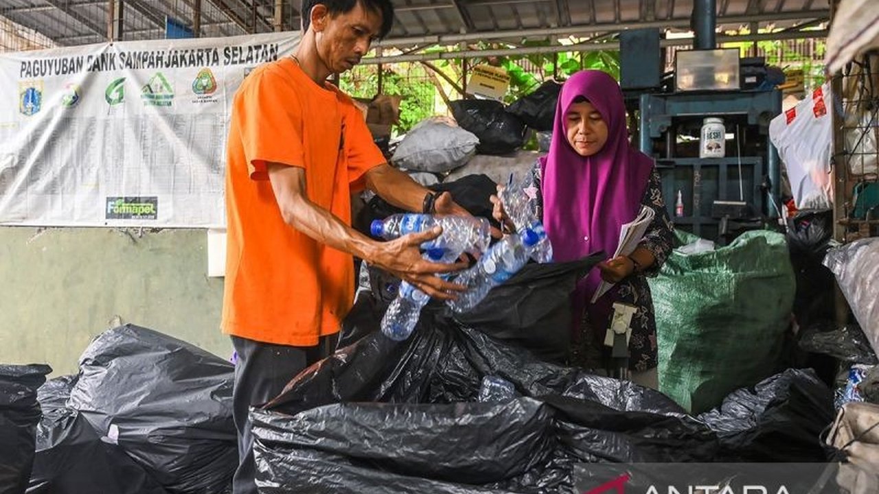 Dinas Lingkungan Hidup DKI Jakarta mengajak masyarakat berpartisipasi dalam rangkaian Hari Peduli Sampah Nasional 2025, termasuk aksi bersih-bersih dan Trash Fest di Lapangan Banteng.