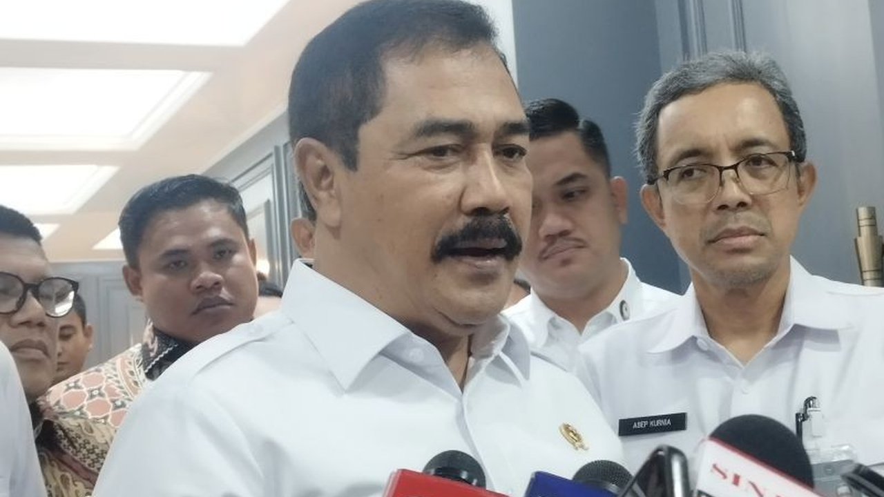 Menteri Imipas melaporkan peningkatan signifikan pelanggaran keimigrasian oleh WNA di Indonesia sepanjang 2024, dengan total 5.564 kasus, dan langkah tegas yang diambil pemerintah.