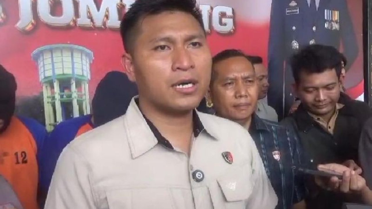 Penemuan mayat tanpa kepala di Jombang mengungkap dugaan kasus mutilasi; polisi memeriksa beberapa orang dan melakukan tes DNA untuk mengidentifikasi korban.