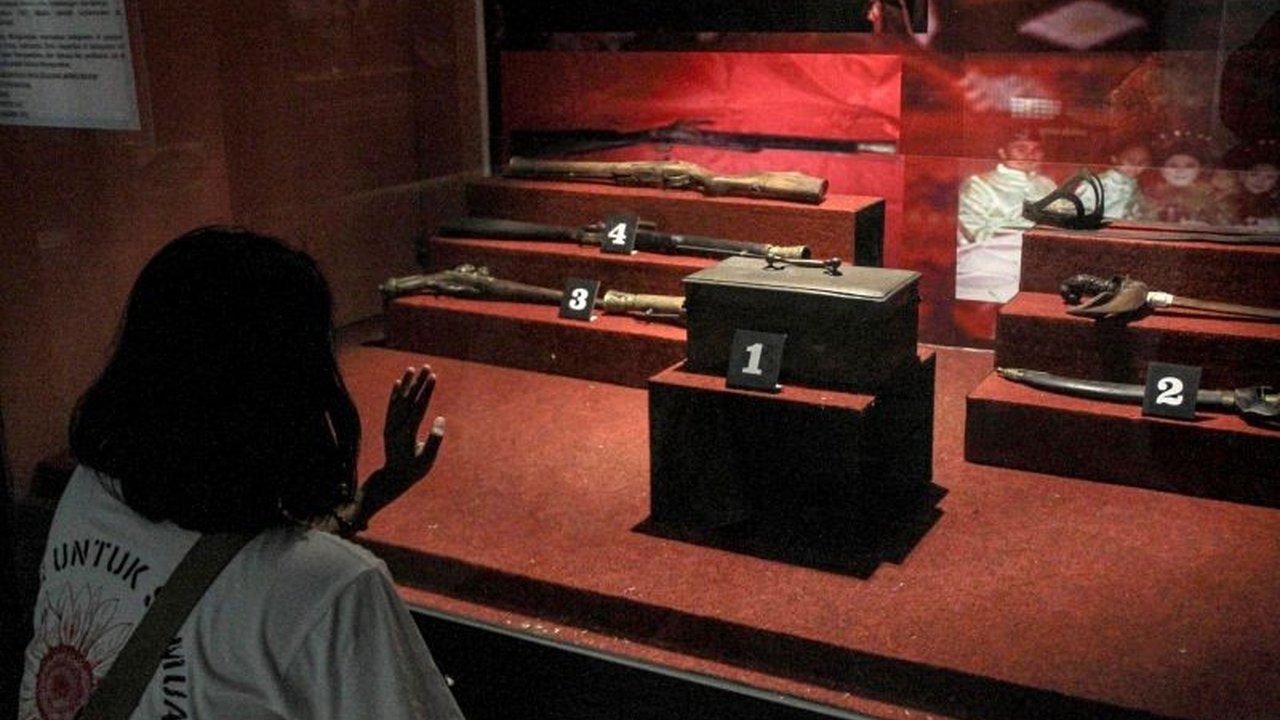 Sejarawan Allan Akbar mendesak pemerintah pusat dan daerah untuk memastikan keberlanjutan Museum Negeri Provinsi Sulawesi Utara yang terancam dijual, melalui pendekatan holistik yang melibatkan kebijakan, pendanaan, dan partisipasi publik.