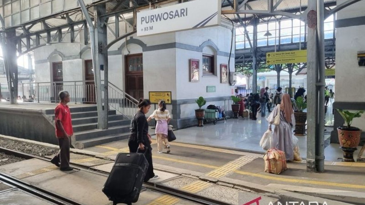Kereta Api Indonesia (KAI) Daop 6 Yogyakarta mencatat okupansi tinggi untuk kereta ekonomi PSO selama Lebaran 2025, terutama KA Bengawan, menunjukkan tingginya animo masyarakat menggunakan transportasi kereta api.