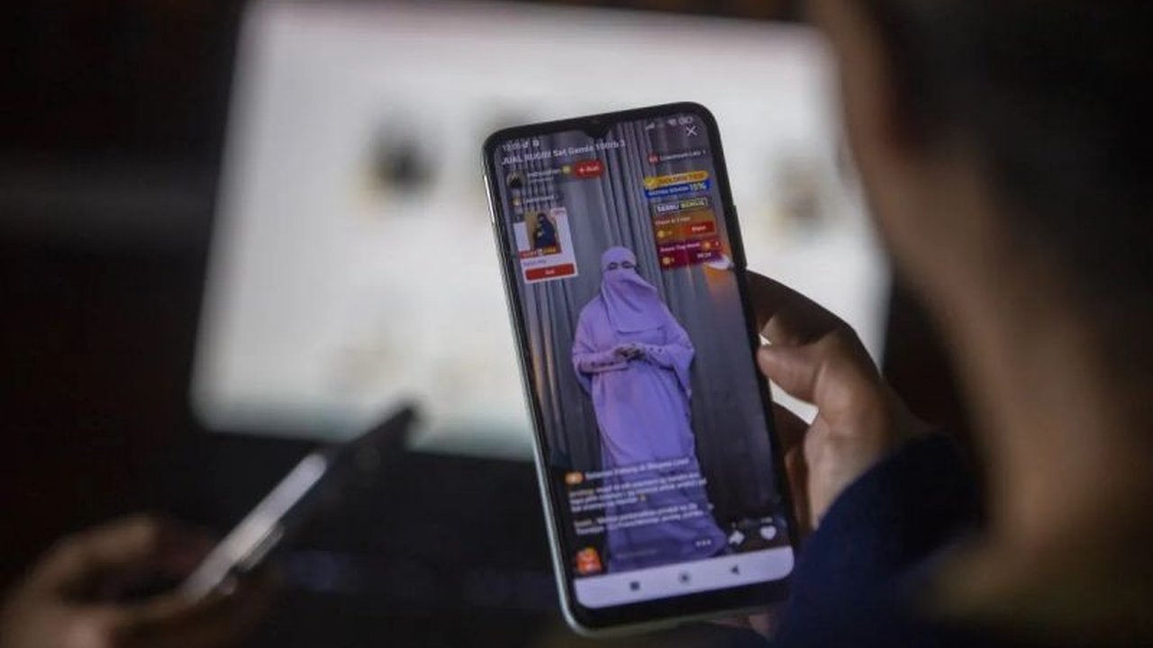 Unilever Indonesia memanfaatkan data konsumen secara efektif sebagai strategi utama menghadapi perubahan tren pasar dan mempertahankan daya saing di industri FMCG.