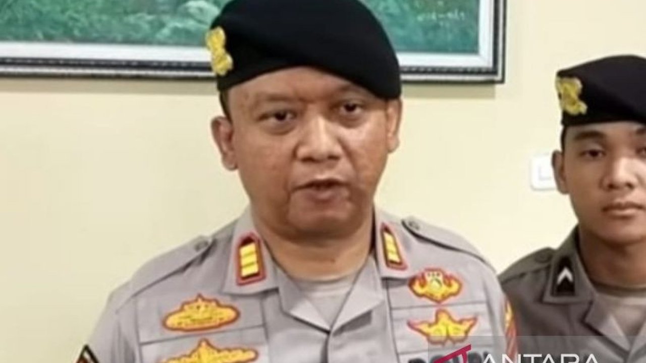 Pengungkapan produksi miras oplosan di Cianjur berkat laporan warga, polisi sita ratusan kantong miras dan tangkap pelaku yang pasarkan lewat WhatsApp.