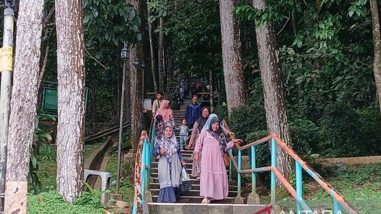 Meskipun ada retret kepala daerah di Akmil Magelang, Wisata Kebun Raya Gunung Tidar tetap beroperasi dan diprediksi akan ramai pengunjung, terutama menjelang bulan puasa.