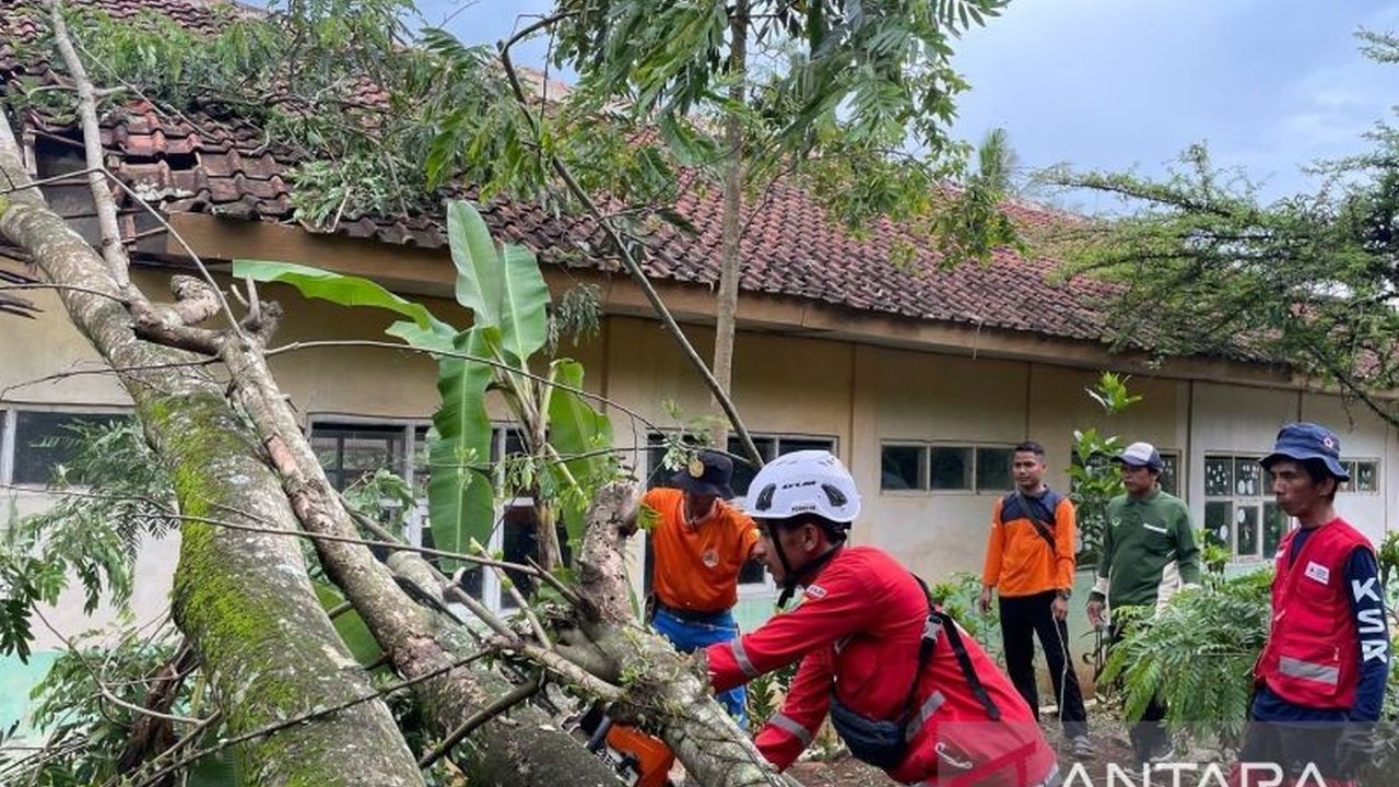 Dinas Pendidikan Pemuda dan Olahraga (Disdikpora) Cianjur memastikan perbaikan sekolah rusak akibat bencana alam akan dilakukan pada tahun 2025 dengan anggaran Rp20 miliar dari DAK.