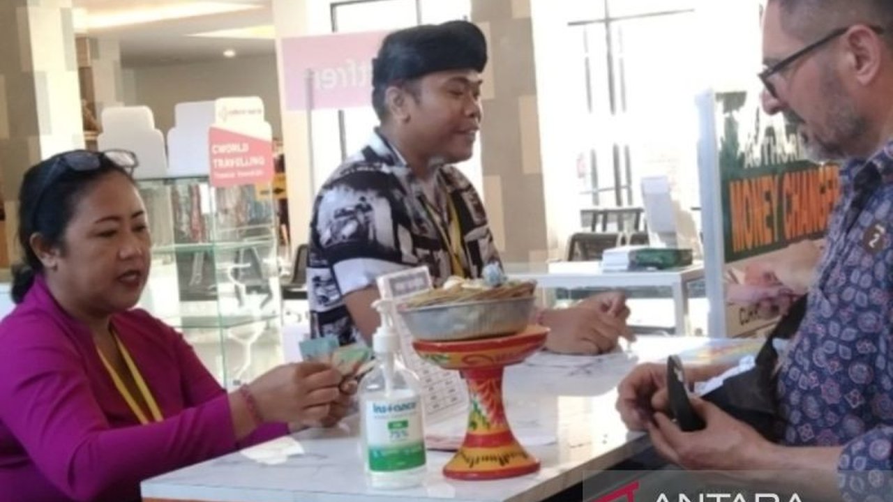 Bank Indonesia (BI) Bali menerapkan strategi kunci untuk meningkatkan daya saing usaha penukaran valuta asing dan mendukung sektor pariwisata melalui penguatan bisnis, digitalisasi, dan SDM.