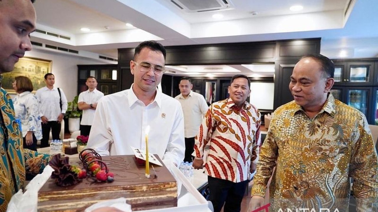 Menteri Koperasi Budi Arie Setiadi berkolaborasi dengan Raffi Ahmad untuk menarik minat generasi muda dalam berkoperasi melalui program Duta Koperasi dan digitalisasi koperasi.