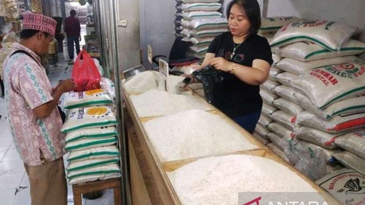 Bulog Sulawesi Tenggara memastikan ketersediaan beras, gula pasir, dan minyak goreng aman hingga Idul Fitri 1446 H, stok beras mencapai 20 ribu ton lebih.