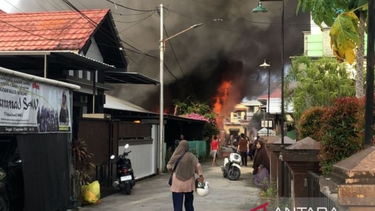 Menjelang Ramadhan, Samarinda meningkatkan kewaspadaan kebakaran setelah dua insiden di Februari akibat korsleting listrik; imbauan keselamatan dan penggunaan APAR ditekankan.