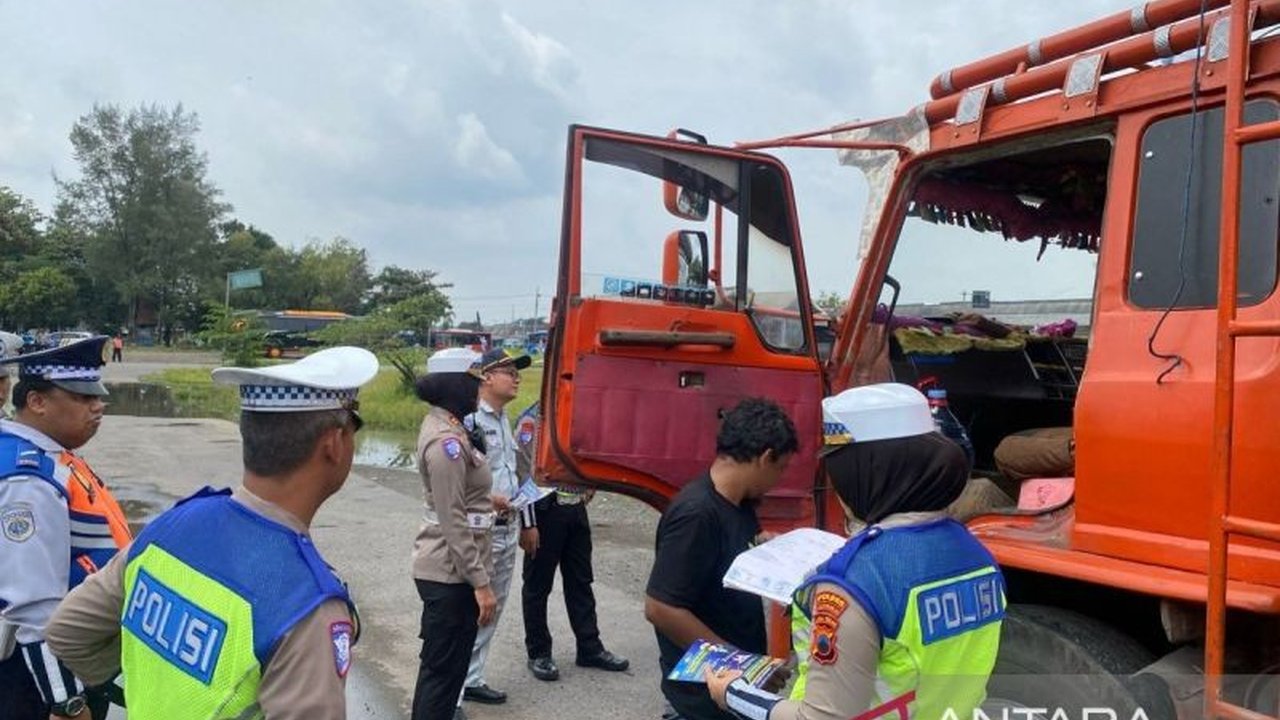 Tim gabungan di Sukoharjo gelar ramp check untuk memeriksa kelayakan angkutan umum jelang Ramadhan dan arus mudik Lebaran 2025, menekan angka kecelakaan.