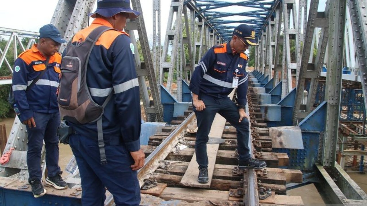 PT KAI Divre IV Tanjungkarang memetakan 22 titik rawan bencana di jalur kereta api, meliputi longsor, amblesan, dan banjir, guna memastikan keselamatan perjalanan kereta api jelang Lebaran 2025.