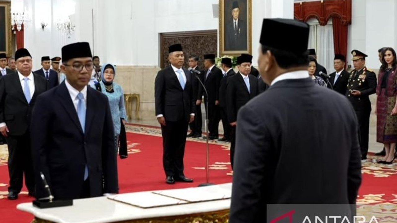 Profesor riset nanoteknologi Brian Yuliarto ditunjuk Presiden Prabowo sebagai Menteri Pendidikan Tinggi, membawa harapan peningkatan riset dan kolaborasi global untuk Indonesia Emas 2045.