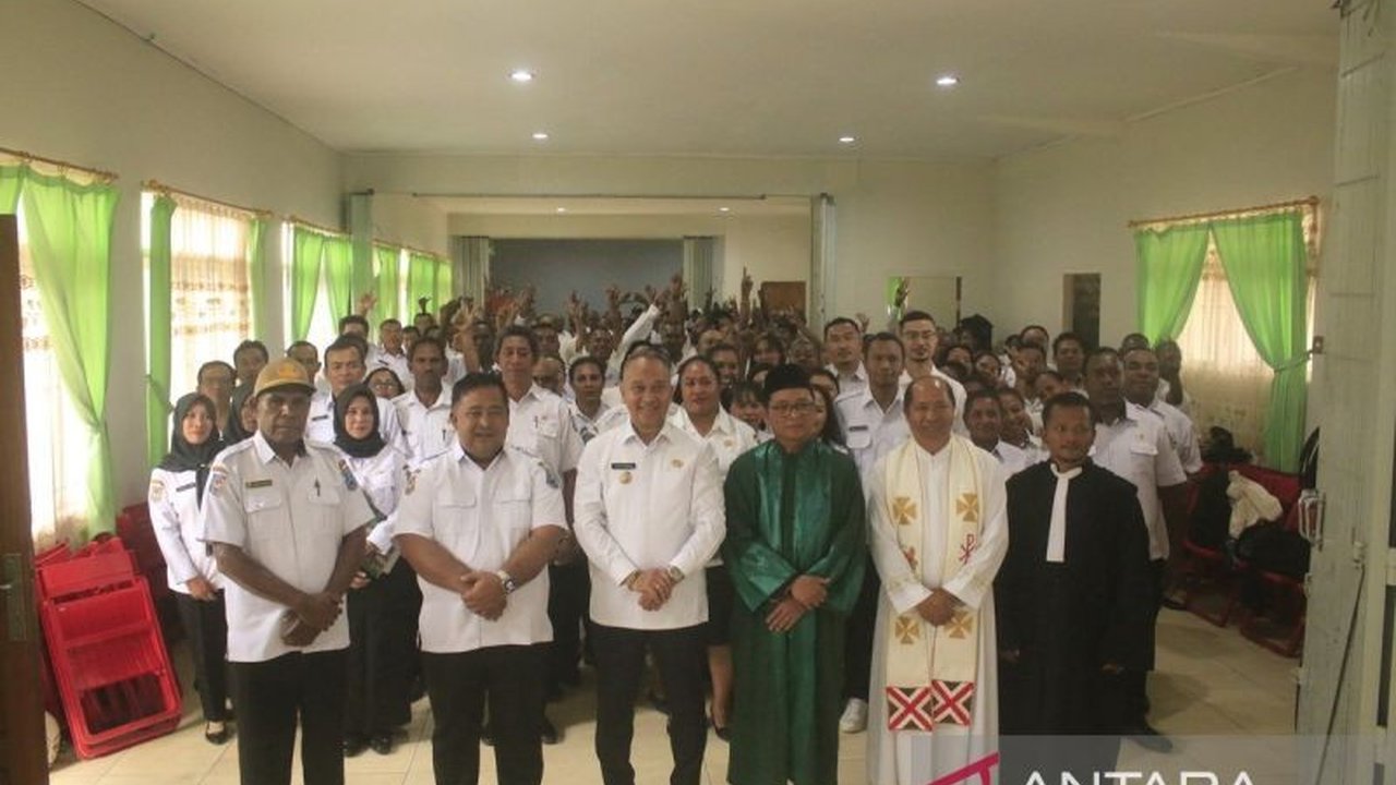 Pemerintah Provinsi Papua Pegunungan resmi menyerahkan 242 SK CASN formasi 2023 kepada para ASN terpilih, sebuah amanah mulia bagi kemajuan daerah dan kesejahteraan masyarakat.