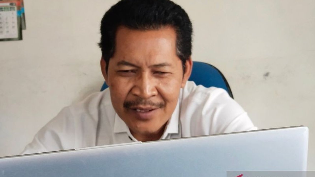 Mayoritas petugas kebersihan di Mukomuko, Bengkulu, mogok kerja akibat tunggakan gaji sejak Januari 2025, mengakibatkan penumpukan sampah dan terhambatnya pengelolaan sampah di daerah tersebut.