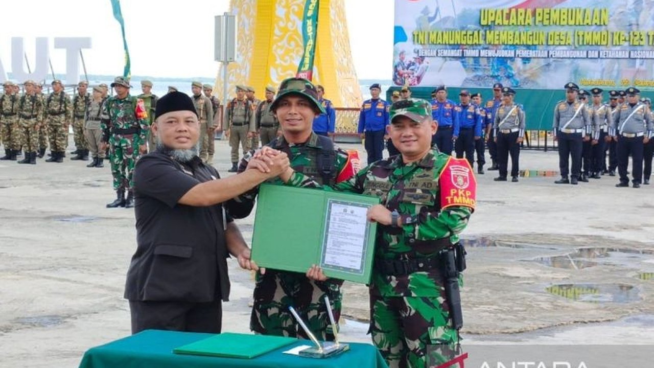 TNI melalui TMMD ke-123 membangun jalan desa sepanjang 1.250 meter di Kotabaru, Kalimantan Selatan, untuk mendukung program ketahanan pangan dan pembangunan daerah.