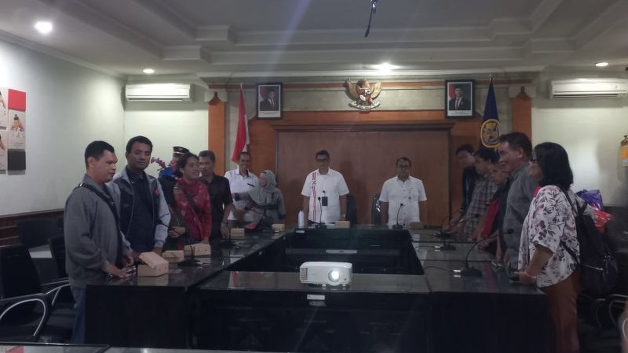 Dishub Bali menerima keluhan pengguna Trans Sarbagita terkait layanan yang kurang ramah disabilitas dan meminta perbaikan layanan, sementara rencana kembalinya Trans Metro Dewata masih membutuhkan proses panjang.