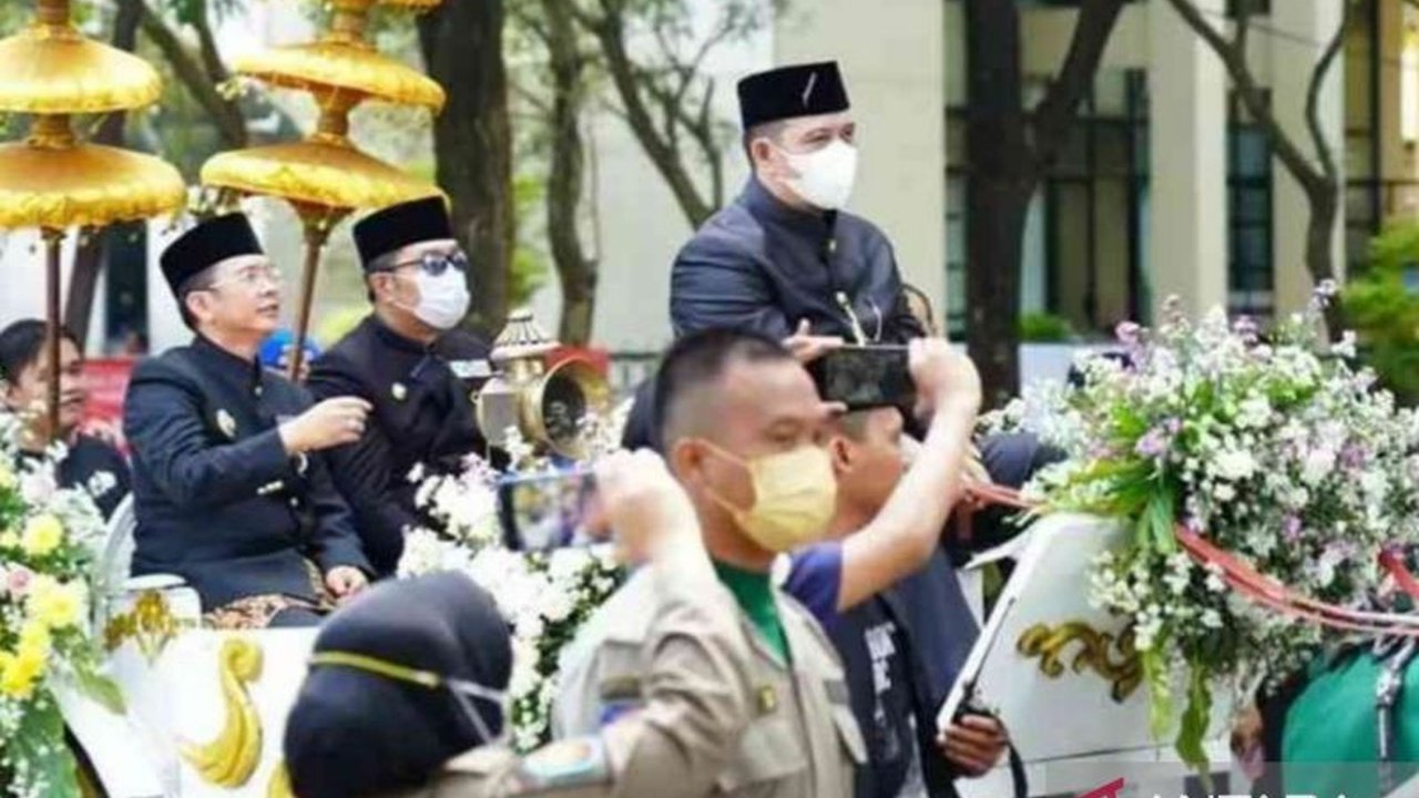Pelantikan Bupati dan Wakil Bupati Bekasi 2025-2030 dirayakan dengan prosesi penyambutan meriah menggunakan lima kereta kencana, diiringi berbagai pertunjukan seni budaya.