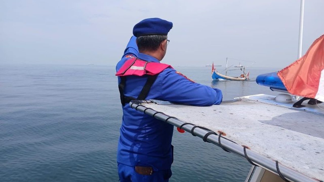 Satpolairud Situbondo turunkan dua kapal untuk sosialisasi cuaca ekstrem dan pengecekan keselamatan nelayan di tengah laut guna mencegah kecelakaan.