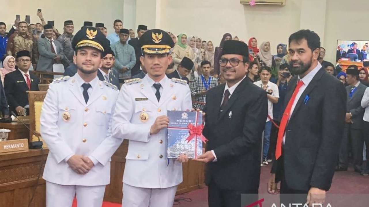 Gubernur Aceh, Muzakir Manaf, mengimbau seluruh pedagang untuk menutup usaha mereka saat azan berkumandang sebagai bentuk penghormatan terhadap waktu sholat lima waktu.