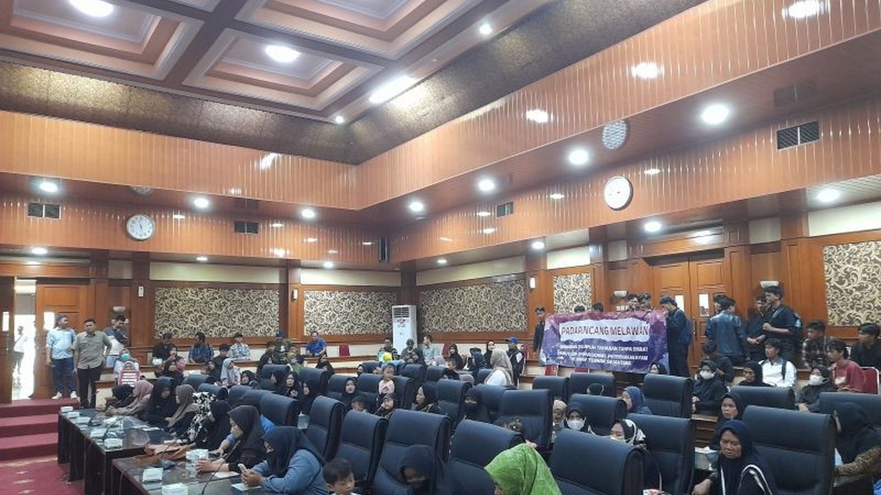 Puluhan warga Kampung Cibetus, Kabupaten Serang, Banten, mendatangi DPRD Serang, menuntut pencabutan izin operasional peternakan ayam PT Sinar Ternak Sejahtera (STS) yang dinilai mencemari lingkungan dan meminta pembebasan warga yang ditahan terkait pemba