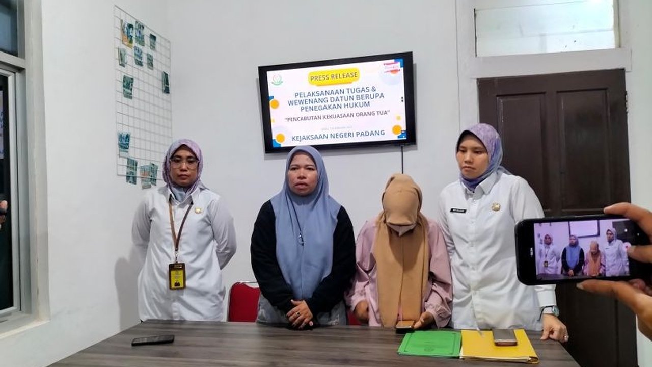 Kejari Padang berhasil mendapatkan wali yang layak untuk anak perempuan berusia 11 tahun yang menjadi korban perkosaan ayah kandungnya melalui jalur hukum, menjamin masa depan anak tersebut.