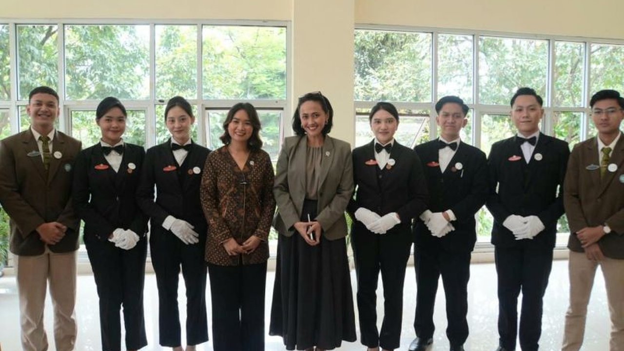 Wamen Christina Ajak Mahasiswa NHI Bandung Penuhi Kebutuhan Hospitality Global