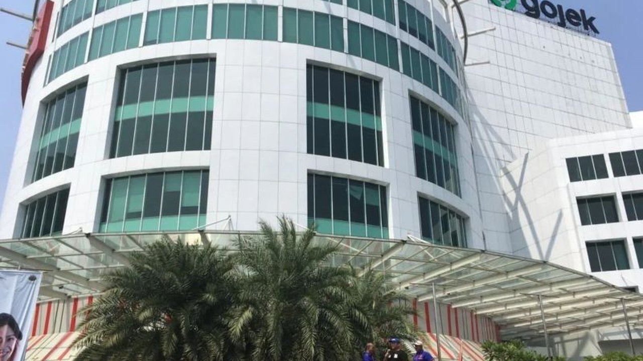 Kebakaran terjadi di lantai tujuh Pasaraya Blok M, Jakarta Selatan, yang diduga disebabkan oleh 'blower' AC, menghanguskan kantor Gojek dan kini dalam tahap pendinginan.