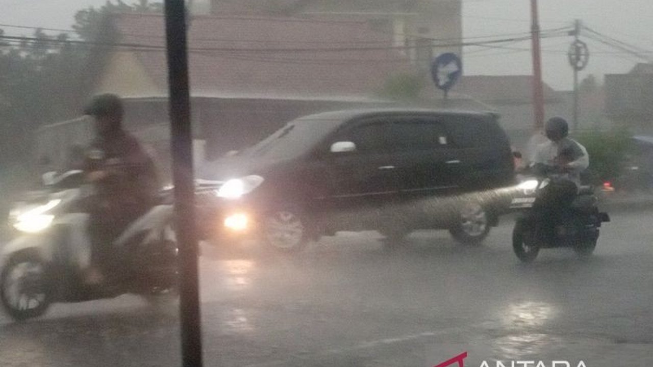 BMKG memperingatkan potensi cuaca ekstrem di Jawa Tengah pada 19-21 Februari 2025, berpotensi menyebabkan bencana hidrometeorologi.