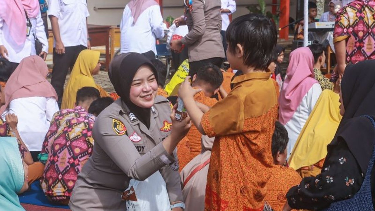 Polwan Polres Lampung Selatan berbagi keceriaan dan makanan bergizi gratis kepada 121 siswa disabilitas di SLB Negeri Desa Budidaya, Kecamatan Sidomulyo, Lampung Selatan, sebagai bentuk kepedulian terhadap anak berkebutuhan khusus.