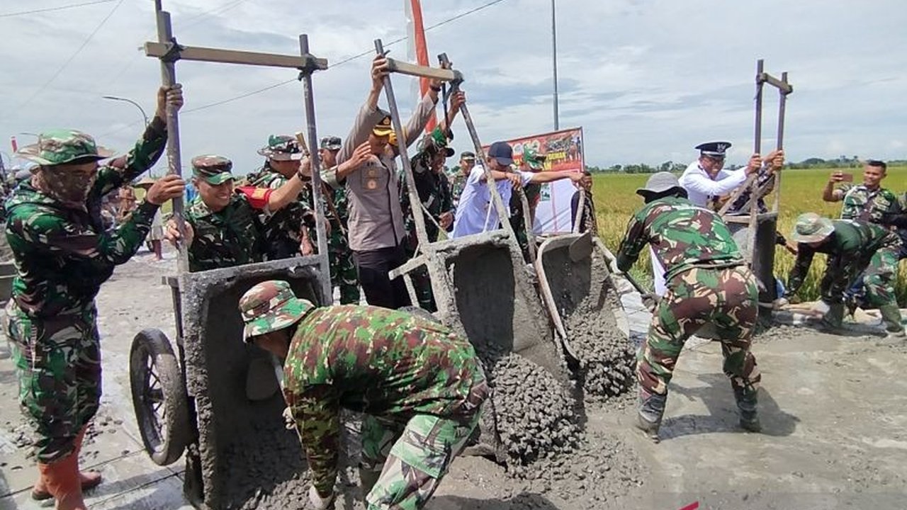Kodim 0716/Demak membantu pembangunan jalan penghubung Desa Bandungrejo, Karanganyar dan Kecamatan Mijen melalui TMMD ke-123, dengan anggaran Rp1,4 miliar dari APBD Kabupaten/Provinsi dan Mabes TNI.