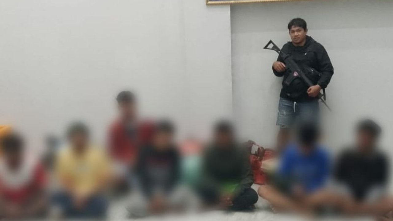 Sebelas nelayan di Manggarai Barat, NTT, ditangkap karena menggunakan kompresor ilegal dan tanpa dokumen resmi saat menangkap ikan di perairan Pulau Sebabi; mereka terancam hukuman penjara dan denda besar.