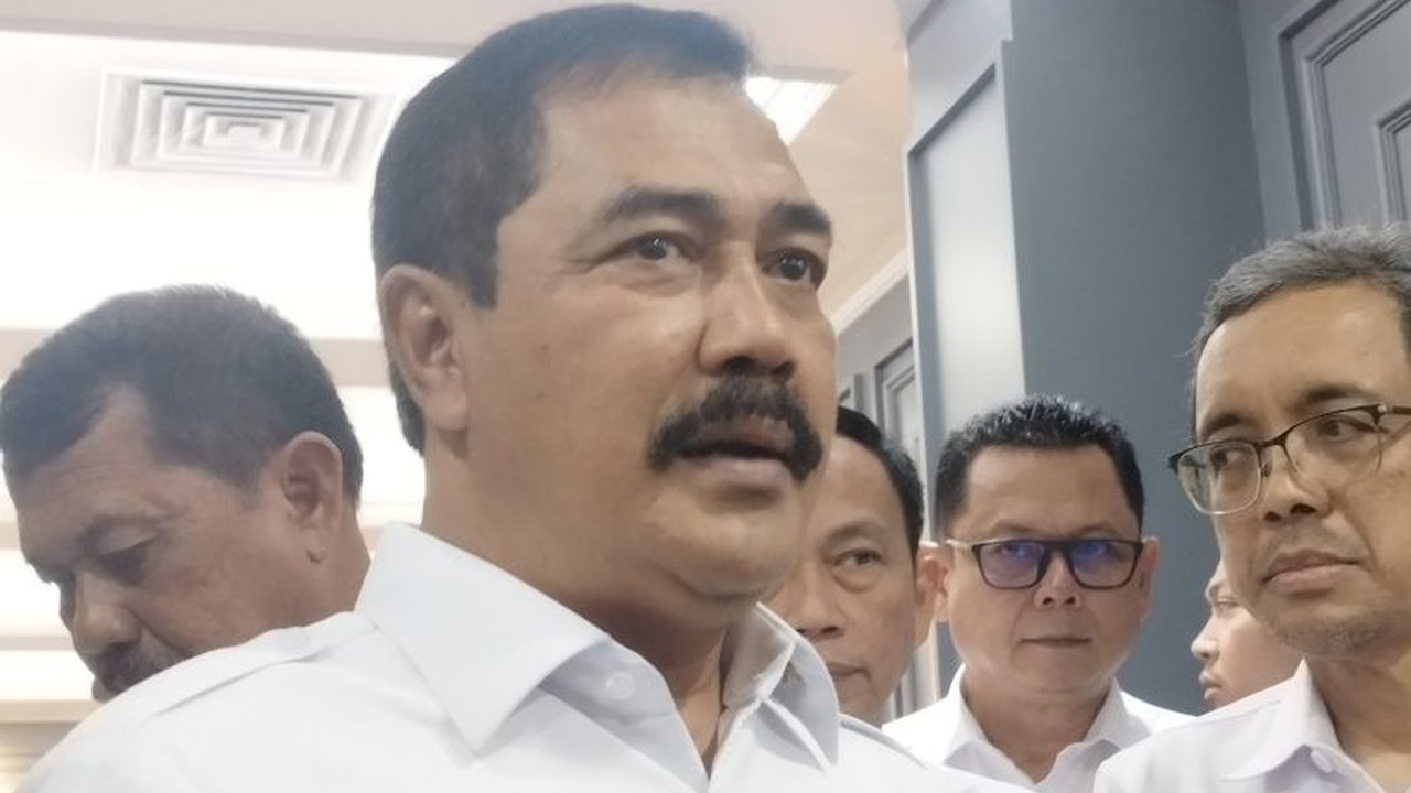 Menteri Imigrasi dan Pemasyarakatan (Imipas) siap membantu Bareskrim Polri mengawasi pencekalan ke luar negeri terhadap tersangka kasus pemalsuan sertifikat tanah di Desa Kohod, Tangerang, terkait polemik pagar laut.