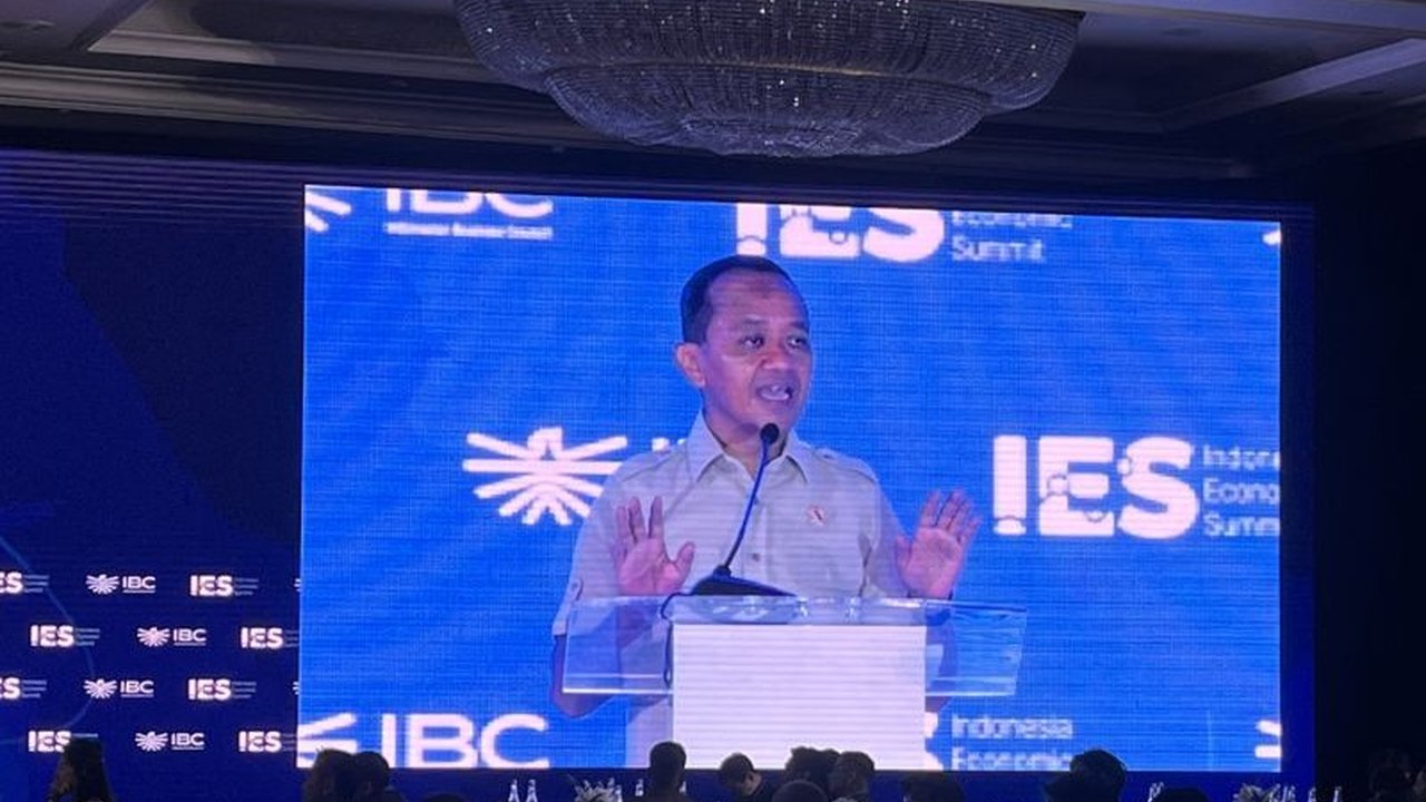 Menteri ESDM Bahlil Lahadalia mengusulkan strategi pemanfaatan batu bara dan energi baru terbarukan (EBT) secara bersamaan untuk menjaga harga listrik terjangkau dan daya saing industri.