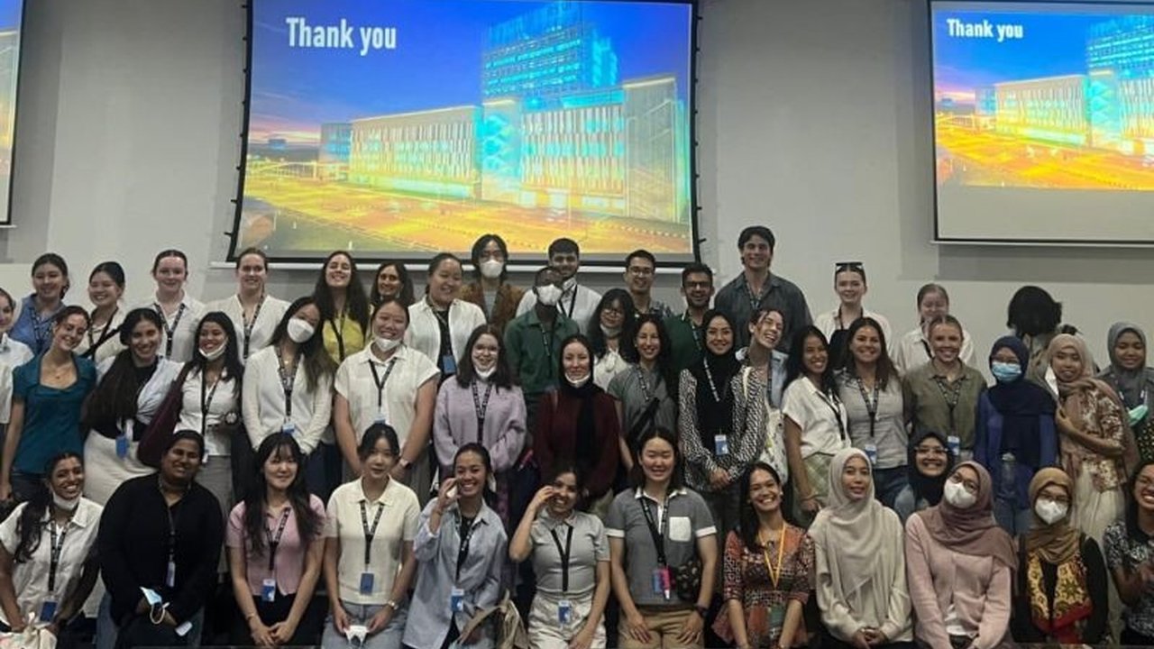 Universitas Indonesia (UI) berkolaborasi dengan ACICIS mengajak 42 mahasiswa Australia untuk mempelajari sistem kesehatan masyarakat Indonesia melalui Public Health Study Tour 2025.
