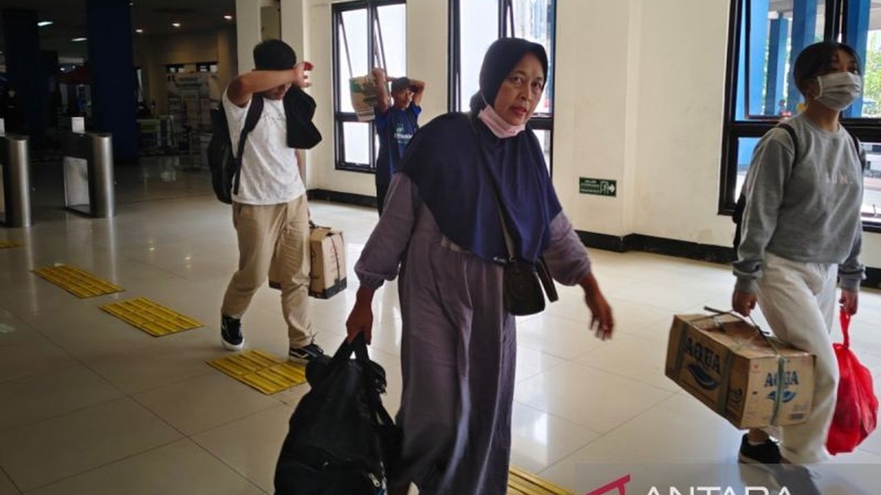 Pemkab Karanganyar menyediakan 11 bus mudik gratis Lebaran 2025 dengan total kapasitas 550 pemudik, bekerja sama dengan Paguyuban Warga Karanganyar untuk pendaftaran online.