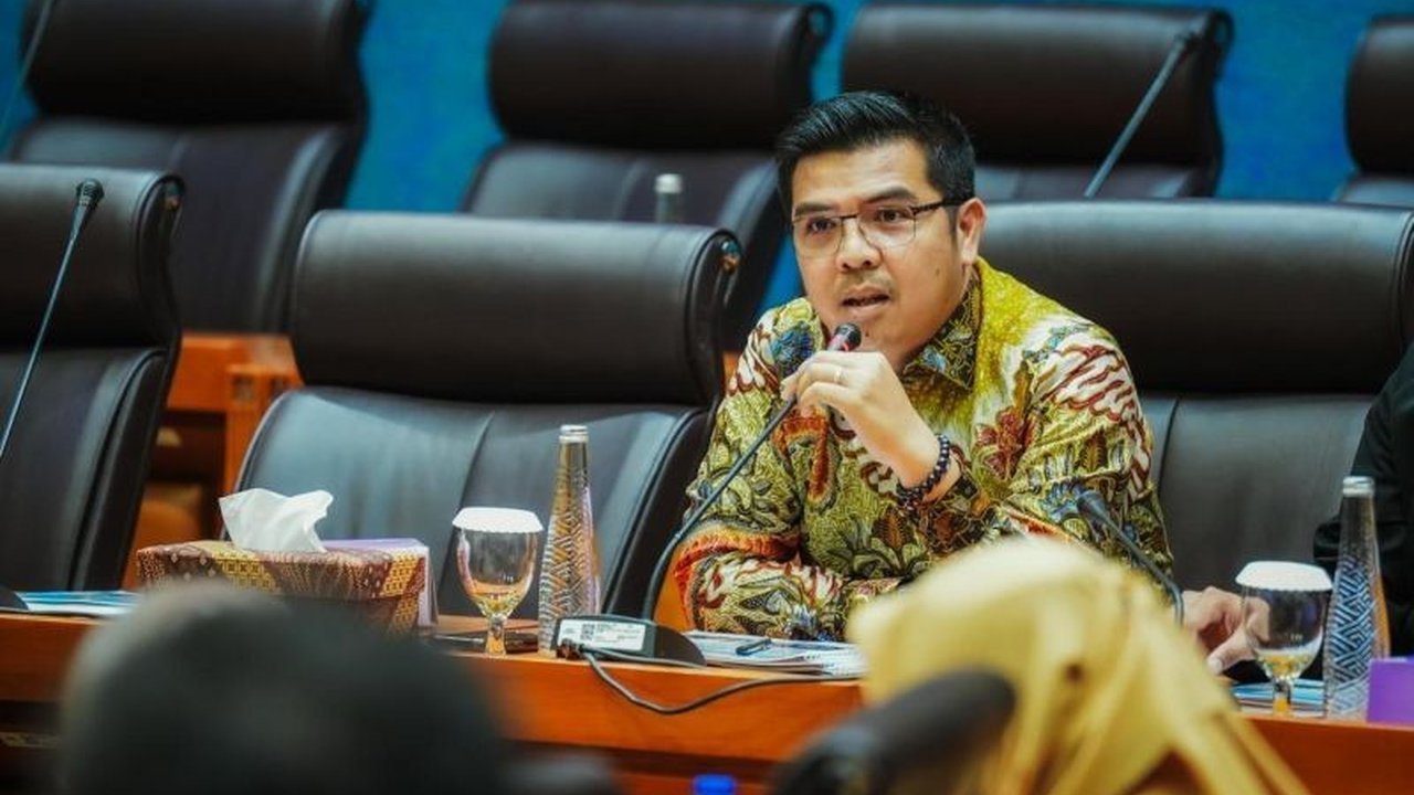 Anggota DPR menerima laporan banyak tenaga kesehatan harian lepas (THL) di Dairi, Sumut, yang tiba-tiba diberhentikan tanpa penjelasan, memicu protes dan tuntutan transparansi.