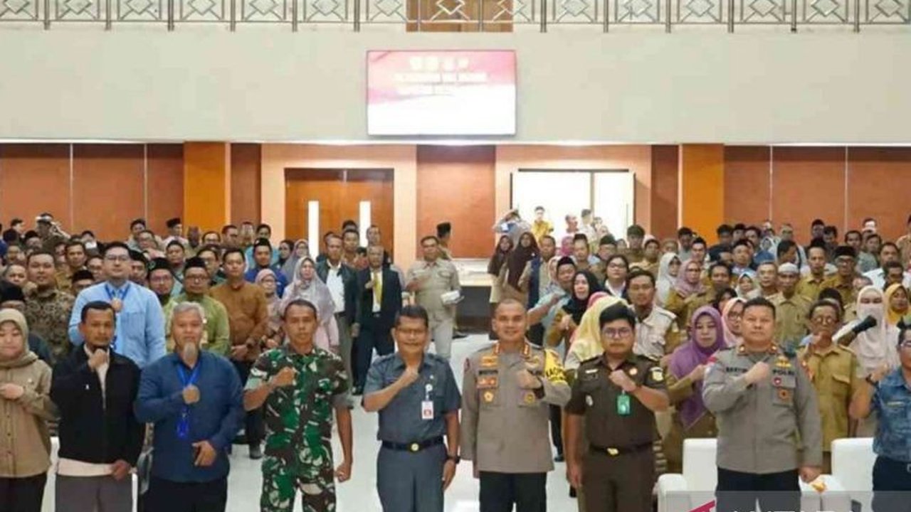 Pemerintah Kabupaten Bekasi mengumpulkan kepala sekolah untuk membahas pencegahan kenakalan remaja dan menciptakan lingkungan pendidikan yang kondusif, melibatkan kerjasama berbagai pihak termasuk kepolisian dan masyarakat.