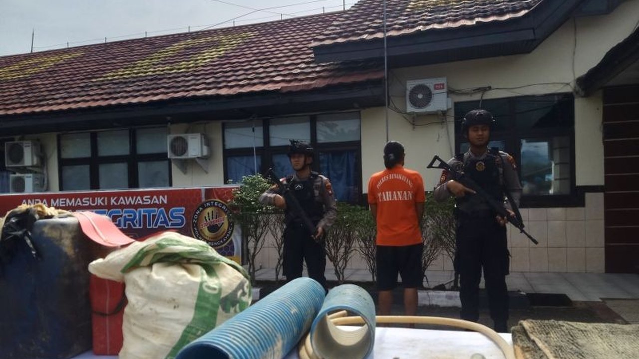 Penangkapan pelaku tambang emas ilegal di Bengkayang, Kalimantan Barat, yang mengakibatkan lima penambang tewas akibat longsor, menjadi sorotan dan penegakan hukum atas aktivitas tambang ilegal.