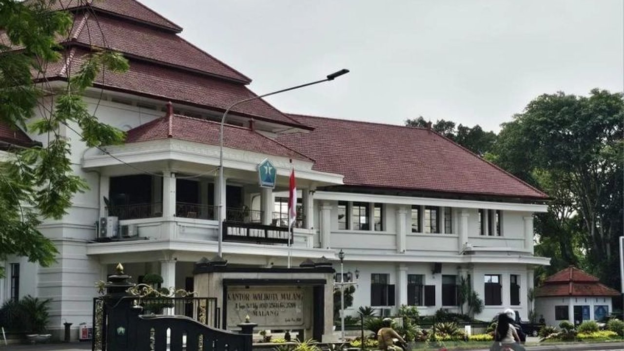 Pemerintah Kota Malang akan menjatuhkan sanksi denda empat kali lipat bagi wajib pajak yang tidak transparan dalam pelaporan pajak, dengan target pendapatan pajak daerah di 2025 mencapai Rp846,60 miliar.