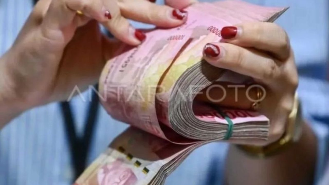 Target investasi di Pekanbaru tahun 2025 turun menjadi Rp3,6 triliun akibat kebijakan efisiensi anggaran pemerintah pusat, meskipun target Pemko Pekanbaru tetap tinggi di angka Rp5,2 triliun.