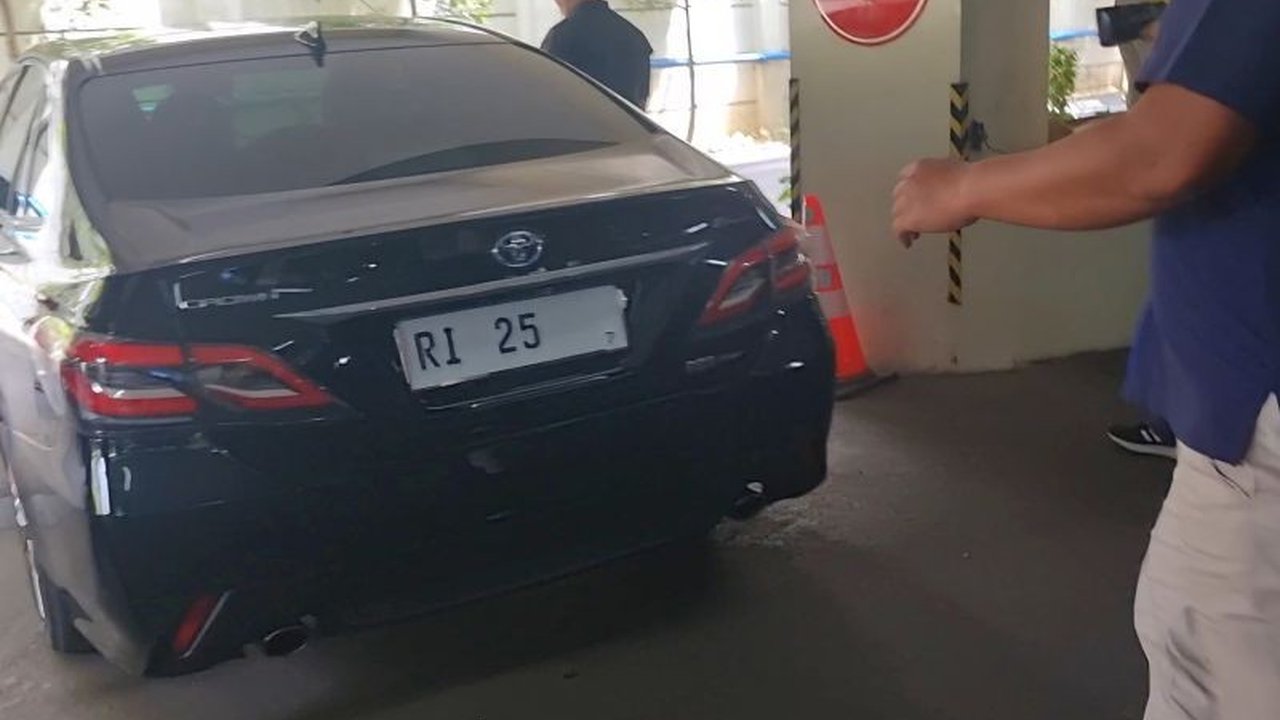 Menteri Pendidikan, Kebudayaan, Riset, dan Teknologi (Mendikbudristek), Satrio Brodjonegoro, memilih bungkam terkait isu reshuffle kabinet yang menyeret namanya, di tengah rencana pelantikan pejabat negara di Istana Kepresidenan.