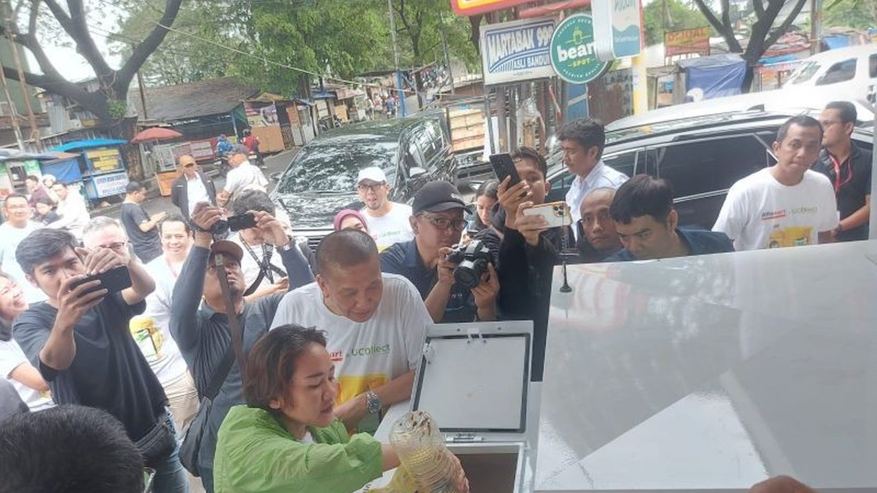 Alfamart meluncurkan 10 mesin penukaran minyak jelantah menjadi uang tunai di berbagai gerai, mengajak masyarakat peduli lingkungan dan mengurangi pencemaran.