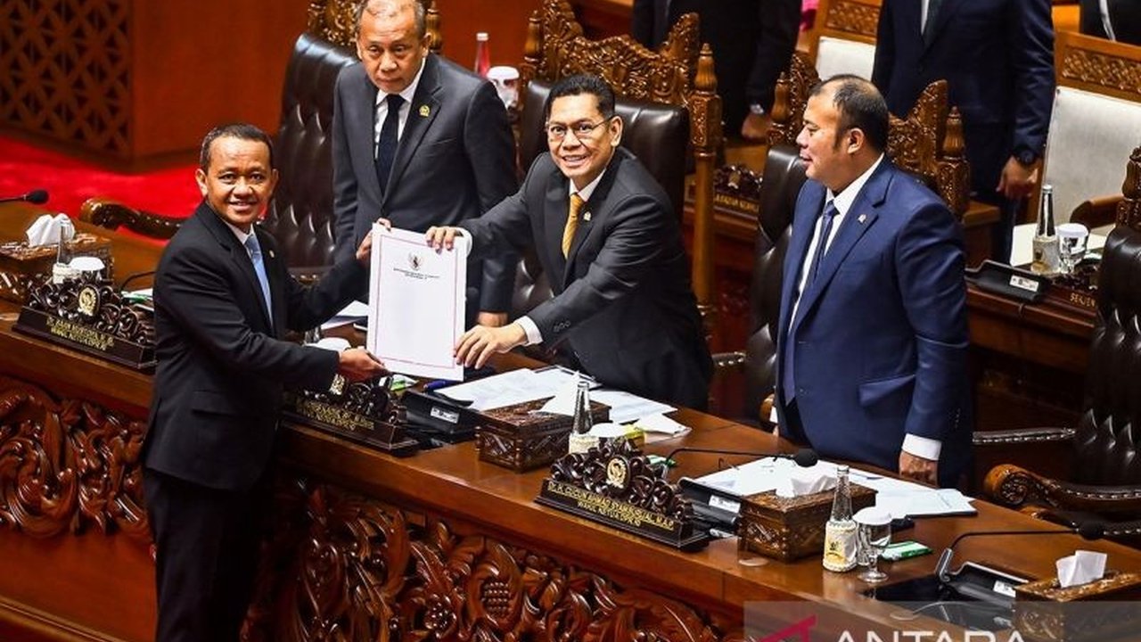 Menteri ESDM Bahlil Lahadalia menyebut pengesahan revisi UU Minerba sebagai 'jihad konstitusi' untuk memastikan kekayaan alam Indonesia digunakan sebesar-besarnya untuk kemakmuran rakyat.