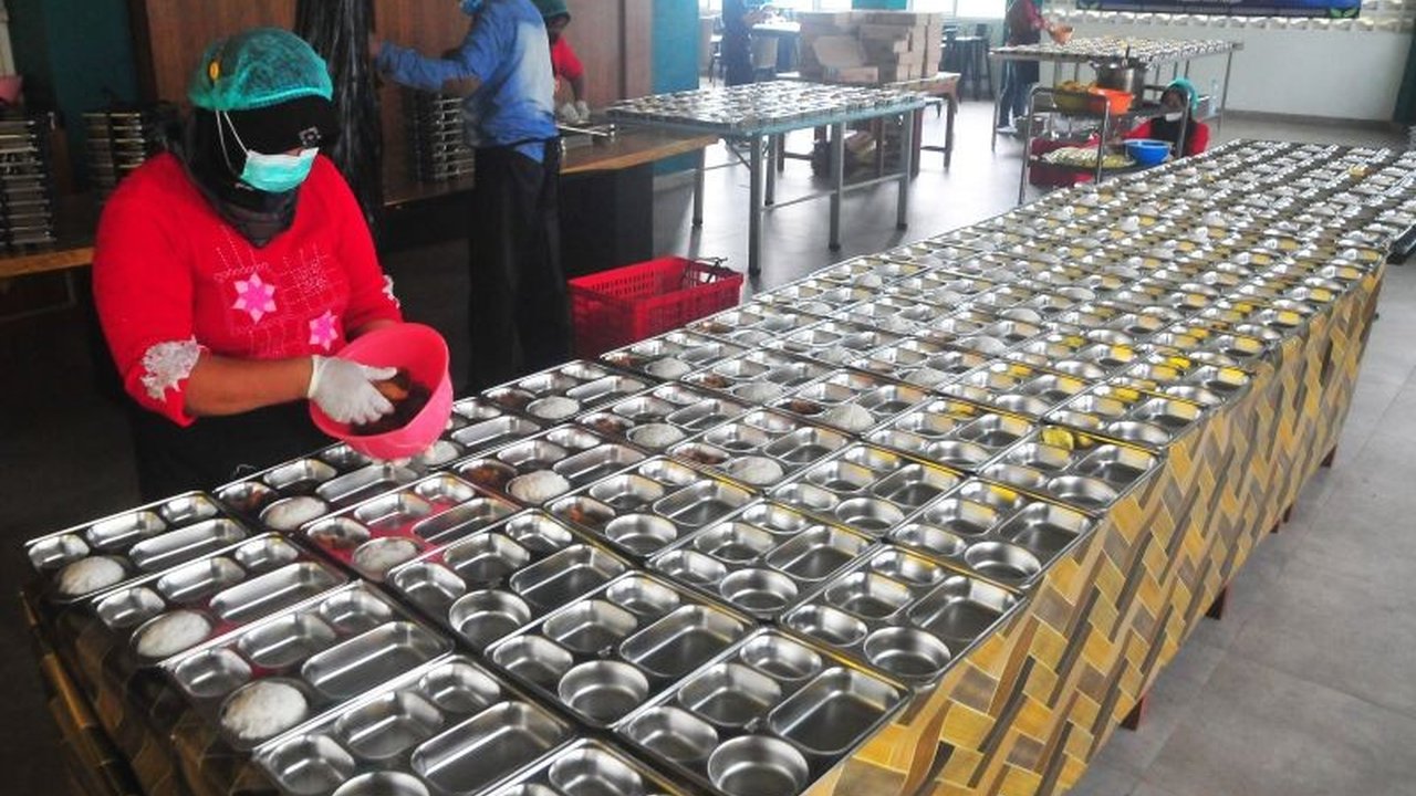 Pemerintah pusat bangun tiga dapur umum di Singkawang untuk penuhi kebutuhan program Makan Bergizi Gratis (MBG) bagi siswa, mencegah stunting, dan wujudkan ketahanan pangan nasional.