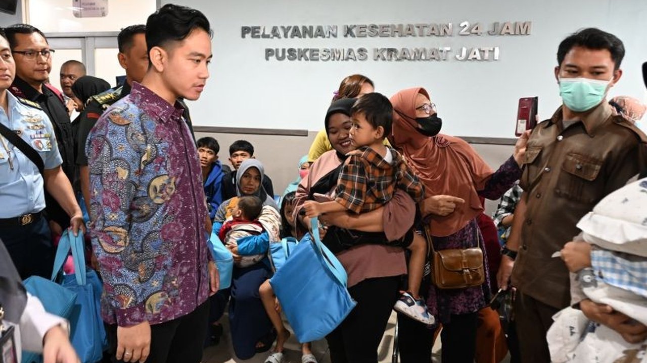 Wakil Presiden Gibran Rakabuming Raka meninjau Program Cek Kesehatan Gratis di Jakarta Timur, memastikan akses layanan kesehatan yang lebih baik bagi seluruh lapisan masyarakat.